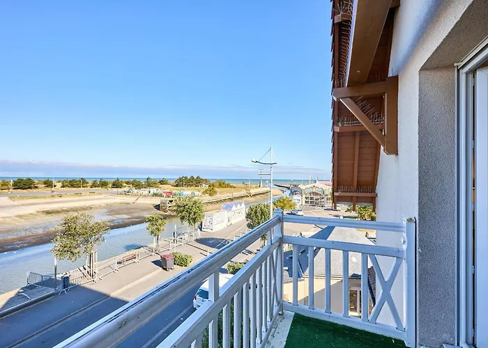 Le Quai Bleu - 200 M De La *